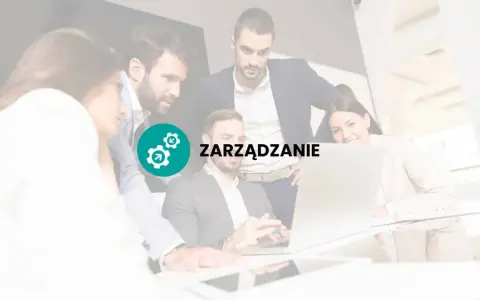 Zespół pracuje nad projektem, a tekst "ZARZĄDZANIE" sugeruje, że kluczem do sukcesu jest efektywne zarządzanie, nawet w warunkach nienormowany czas pracy.