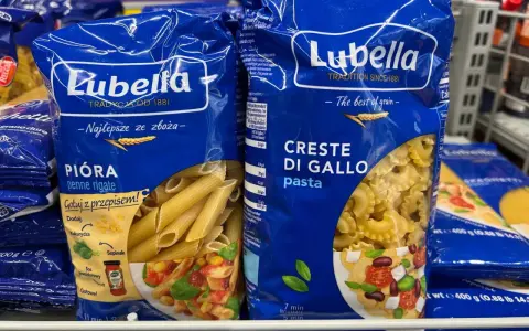Makaron Lubella czy marki własne marketów? Na półce widać opakowania makaronu Lubella Pióra i Creste di Gallo.