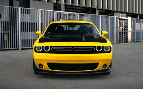 Żółty Dodge Challenger z czarną maską. Sprawdź aktualną dodge challenger cena i znajdź swoją wymarzoną maszynę!