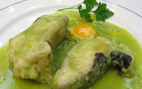 Dos trozos de congrio en salsa verde, con un toque de huevo y perejil.