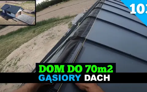Blacha na rąbek stojący - wady. Detal dachu z widocznym elementem uszczelniającym i tekstem "DOM DO 70m2 GĄSIORY DACH".