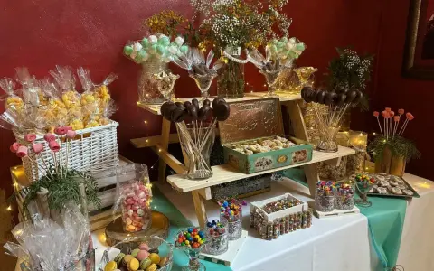 Mesa dulce para comunión de niño: palomitas, galletas, macarons, caramelos y cake pops. ¡Ideas dulces para un día especial!