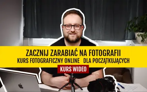 Uśmiechnięty mężczyzna w okularach zaprasza na kurs fotograficzny online dla początkujących. Zaczynaj zarabiać na fotografii!