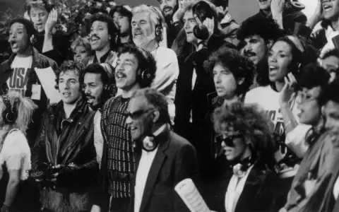Berühmte Musiker singen gemeinsam einen **protest song**. Bruce Springsteen, Ray Charles und Bob Dylan sind unter ihnen.