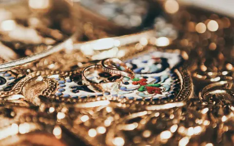 Due fedi nuziali, una con diamanti, su un prezioso scrigno decorato. Il loro valore, il vero carati significato.