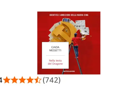 Un uomo su una scala pulisce un simbolo dorato della falce e martello, coperto di giornali. Il titolo del libro è "Nella testa del Dragone".