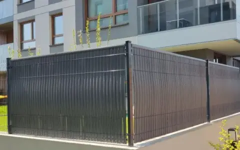 Czym osłonić ogrodzenie, aby zyskać prywatność i styl?