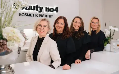Vier freundliche Frauen im "Beauty no4 Kosmetik Institut" lächeln in die Kamera. Sie sind bereit, Ihnen mit Kosmetik und Wellness zu verwöhnen.