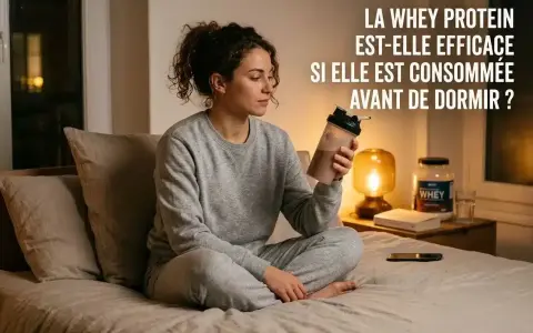 Femme en pyjama gris assise sur un lit, tenant un shaker de protéine. Elle réfléchit à l'efficacité de la protéine avant de dormir.