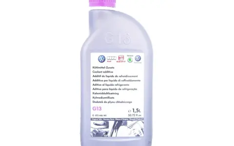 Butelka płynu do chłodnicy G13 z logo VW, Audi, Seat, Skoda. Idealny dodatek do płynu chłodniczego dla Twojego auta.