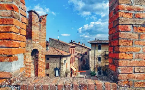 Un borgo antico con tetti in cotto e mura di mattoni, uno dei tanti posti belli vicino a Piacenza.