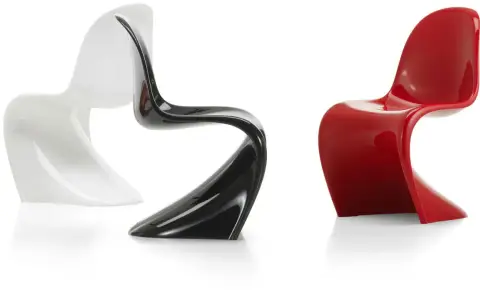 Tre sedie di design iconiche: una bianca, una nera lucida e una rossa brillante, con forme sinuose e moderne.