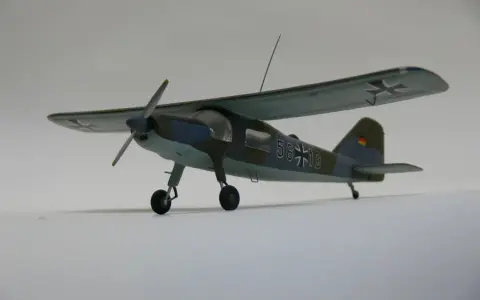 Modellflugzeug mit der Kennung do27, in Tarnfarben, mit deutschen Hoheitszeichen und der Nummer 56+13.