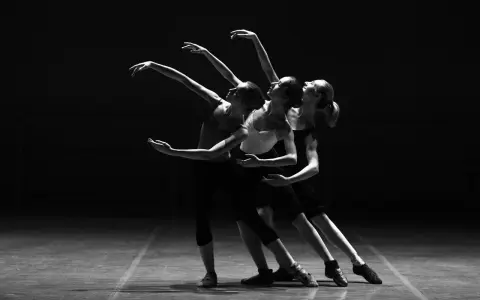 Trzy tancerki w harmonijnym ruchu, tworzące piękną choreografię. To właśnie choreografia co to, czyli sztuka układania tańca.