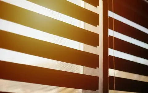 Zasłony typu dzień-noc, z pasami zaciemniającymi i transparentnymi, chronią przed słońcem i promieniami UV.