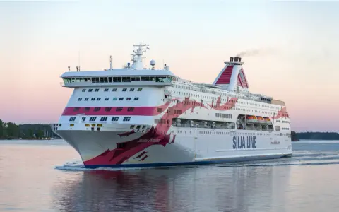 Silja Line-färjan "Baltic Princess" glider fram på vattnet, redo att ta dig till Åbo.