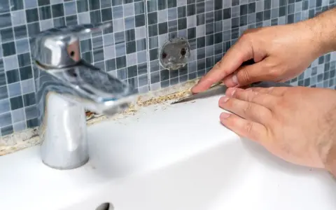 Skuteczne sposoby na to, czym wyczyścić silikon sanitarny w łazience