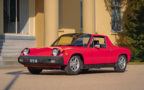 Roter Porsche 914 vor einem gelben Gebäude. Die **Porsche 914 Preisentwicklung** zeigt einen steigenden Wert für diesen Klassiker.