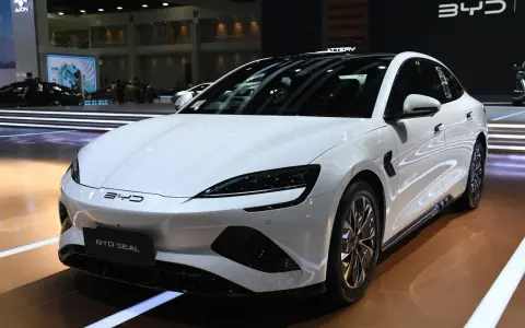 Biały BYD Seal na wystawie. Sprawdź byd cena i poznaj ten nowoczesny samochód elektryczny.