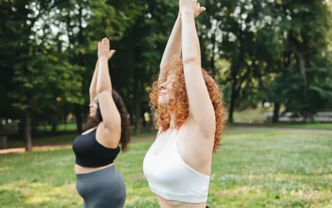 Dos mujeres realizan yoga en un parque. Se puede hacer ejercicio con la regla, sin importar el cuerpo.