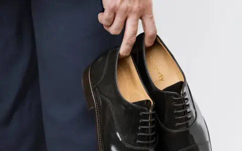 Elegantes zapatos negros de cordones, perfectos para el protocolo de boda hombre.