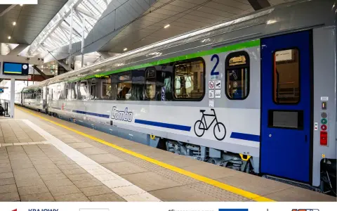 Nowoczesny wagon combo PKP Intercity z oznaczeniem "Combo" i piktogramem roweru, gotowy do podróży.