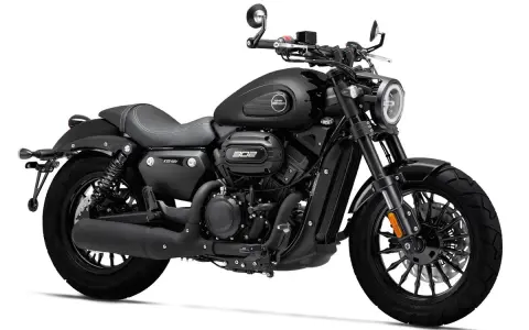 Motocicleta negra estilo cruiser, ideal para tu carnet moto 500cc. Diseño moderno y potente.