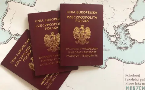 Trzy polskie paszporty tymczasowe leżą na mapie Europy. Czy na Maderę wystarczy dowód?