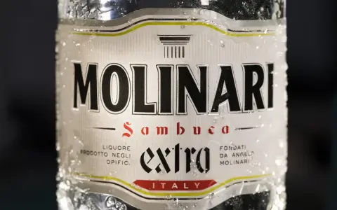 Molinari Sambuca Extra, ein italienischer Likör. So trinkt man Sambuca: pur, mit Eis oder als Cocktail.