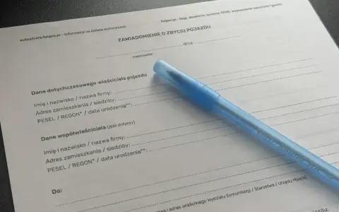 Formularz "Zawiadomienie o zbyciu pojazdu" z polem na dane poprzedniego właściciela i współwłaściciela.