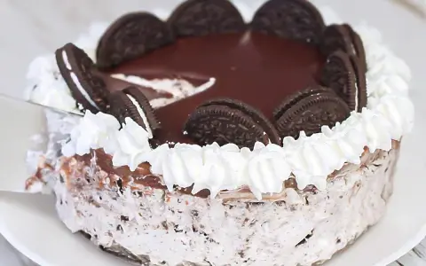 Deliciosa tarta de oreo cubierta de chocolate y nata, decorada con galletas enteras. ¡Un sueño para los amantes del chocolate!