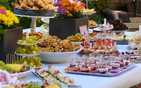 Vielfältige Brunch Ideen: Croissants, Scones, Obstspieße, Brownies und süße Desserts in Gläsern laden zum Genießen ein.