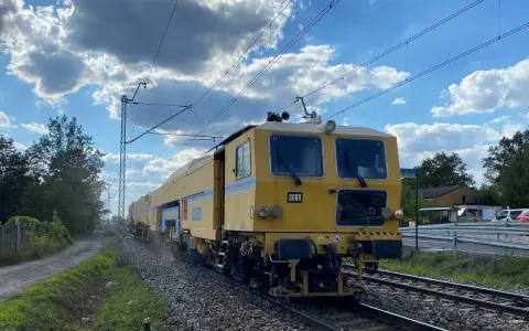 Żółta maszyna torowa DORA jedzie po torach w okolicach Częstochowy. Może to być element rozkładu jazdy prac torowych w Blachowni.