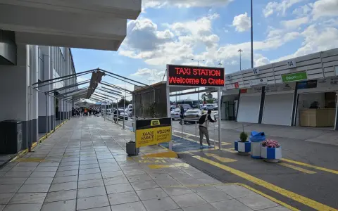 Vid heraklion flygplats möts resenärer av en stor skylt som önskar dem välkomna till Kreta.