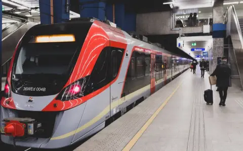 Nowoczesny pociąg na peronie. Marzysz o podróżach? Kto wie, może kiedyś będą darmowe pociągi!