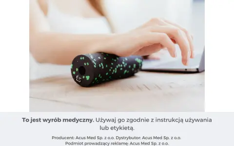 Dłoń masuje nadgarstek wałkiem, łagodząc objawy zespołu cieśni nadgarstka.