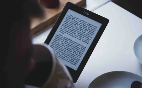 Na ekranie czytnika Kindle widać tekst książki. Dowiedz się, jak wgrać książkę na Kindle.