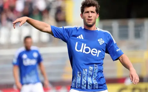 Sergi Roberto, con camiseta azul del Como, señala con el dedo en un partido.
