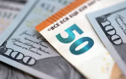 Euro i dolary, kurs wymiany. 50 euro obok 100 dolarów.