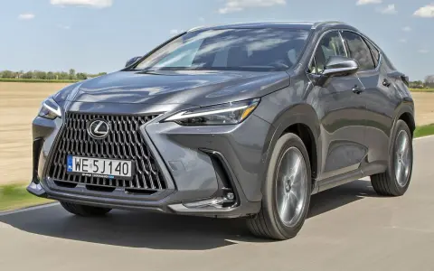 Szary Lexus NX na drodze, idealny do sprawdzenia jego atrakcyjnej lexus nx cena.