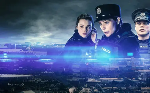 Poliser i uniform över en stadssiluett, upplyst av blåa ljus.