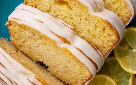 Saftiger Zitronenkuchen mit Zuckerguss, perfekt für einen sonntagskuchen schnell und einfach. Dazu frische Zitronenscheiben.