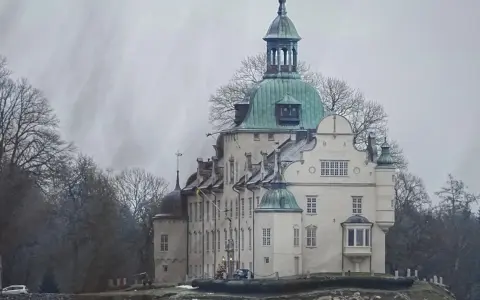 Vinterdag vid ett slott, kanske där prinsessan Désirée hade sina barn. Träd och en julgran syns.