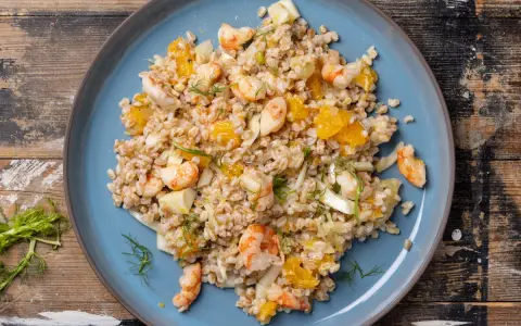 Insalata fredda di farro con gamberi, arancia e finocchio, un'idea fresca e gustosa per le tue ricette fredde.