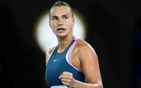 Tenista Aryna Sabalenka, sudorosa y concentrada, lista para la acción. ¿Dónde ver Sabalenka hoy?