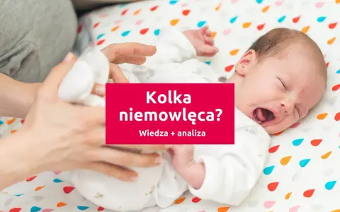 Płacz noworodka, który może wskazywać na objawy kolki. Dziecko leży na kolorowej pościeli, a rodzic delikatnie dotyka jego nóżki.