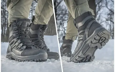 Czarne buty bushcraft na śniegu, z grubą podeszwą i sznurowaniem, gotowe na zimowe wyzwania.