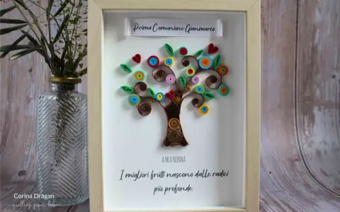 Albero di quilling colorato, con la scritta "Prima Comunione Gianmarco" e la dedica "I migliori frutti nascono dalle radici più profonde".