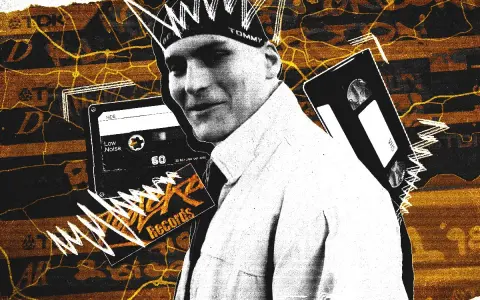 Krakowscy raperzy w retro klimacie. Kasety, VHS i logo wytwórni na tle miejskiej mapy.