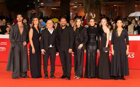 Un cast elegante su un red carpet. Avestrana qui non è Hollywood, ma l'eleganza è palpabile.